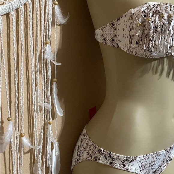 Bikini - Picture 3 of 5